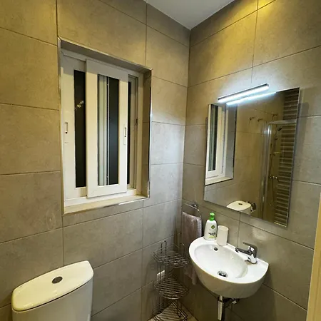 Stylish & Airy 2 Bedroom In דירה